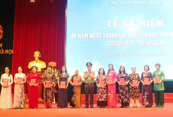 Thiếu tướng Đoàn Ngọc Hùng tặng quà cho lãnh đạo Hội Phụ nữ CATP Hà Nội qua các thời kỳ