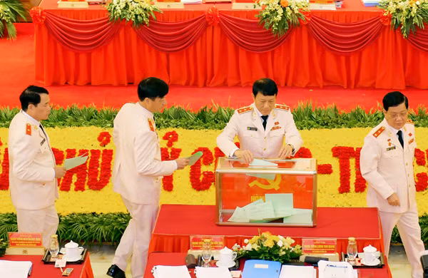 Chiều 12-10, các đại biểu bỏ phiếu bầu đoàn đại biểu dự Đại hội đại biểu toàn quốc lần thứ XIII của Đảng