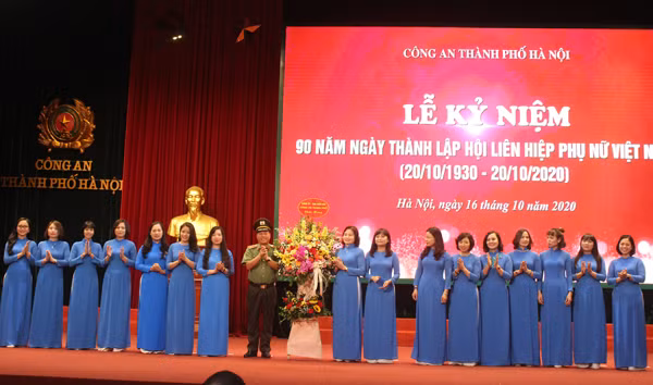 Thiếu tướng Đoàn Ngọc Hùng thay mặt Đảng ủy, Ban Giám đốc CATP tặng hoa chúc mừng Ban chấp hành Hội phụ nữ CATP Hà Nội