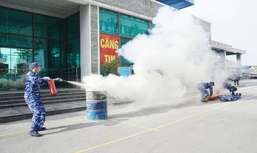 Luyện tập Đội hình thể thao phối hợp chữa cháy, cứu người ra khỏi đám cháy Luyện tập Đội hình thể thao phối hợp chữa cháy, cứu người ra khỏi đám cháy