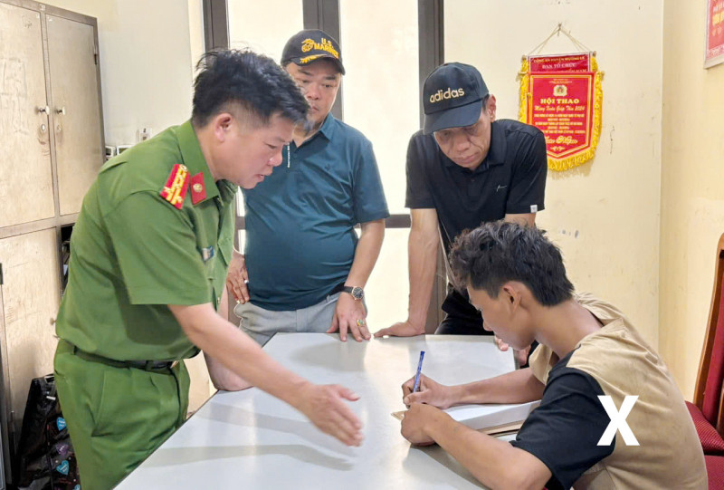 Đồng chí Phó Giám đốc Công an tỉnh Lạng Sơn ghi lời khai Tòng Văn Vương Đồng chí Phó Giám đốc Công an tỉnh Lạng Sơn ghi lời khai Tòng Văn Vương