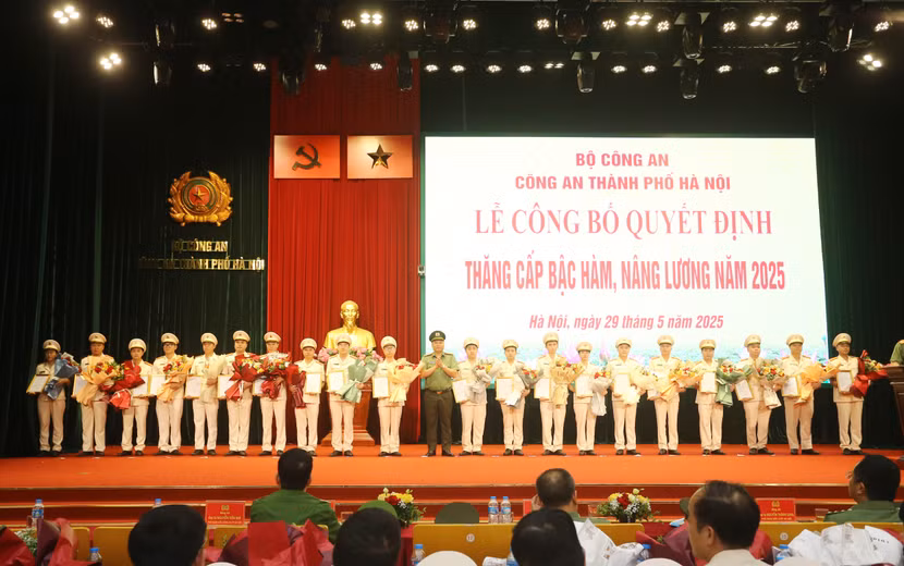 Đại tá Nguyễn Tiến Đạt, Phó Giám đốc CATP trao quyết định thăng cấp bậc hàm cho CBCS