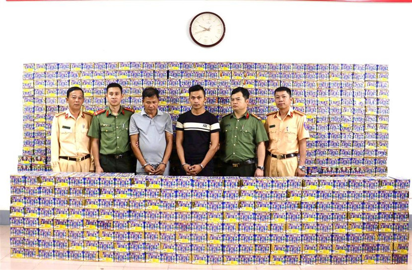 Lực lượng chức năng bắt quả tang 2 đối tượng vận chuyển hơn 1 tấn pháo hoa nổ trái phép Lực lượng chức năng bắt quả tang 2 đối tượng vận chuyển hơn 1 tấn pháo hoa nổ trái phép