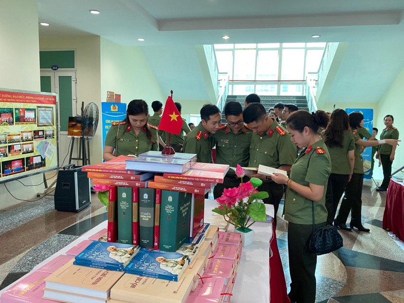 Đảng ủy Phòng An ninh kinh tế luôn chăm lo, giáo dục công tác chính trị tư tưởng cho CBCS, Đảng viên trong đơn vị Đảng ủy Phòng An ninh kinh tế luôn chăm lo, giáo dục công tác chính trị tư tưởng cho CBCS, Đảng viên trong đơn vị