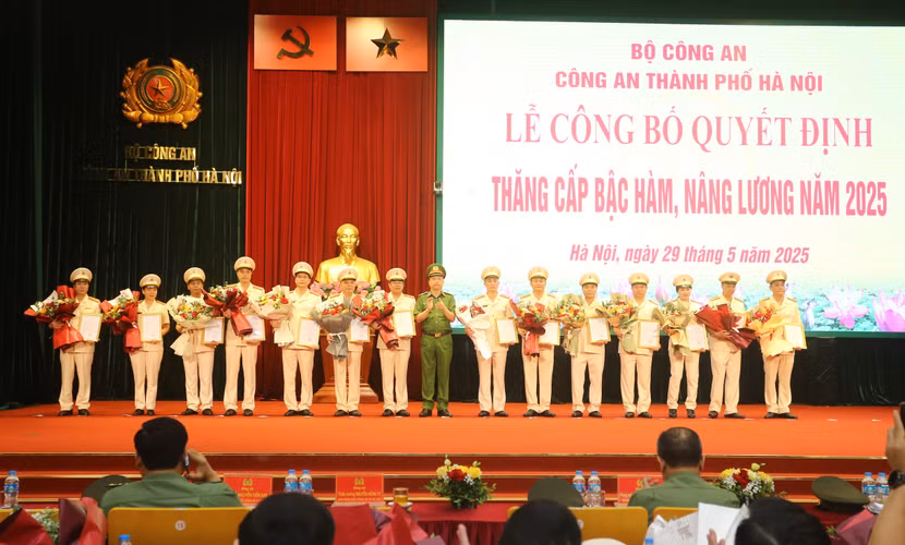 Thiếu tướng Nguyễn Hồng Ky trao quyết định nâng lương cấp bậc hàm Thượng tá cho CBCS