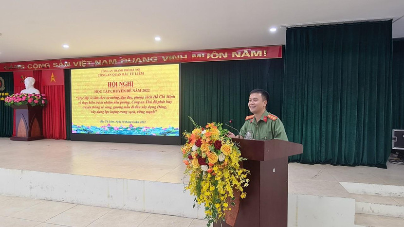 Trung tá Phương Minh Thắng, Phó Bí thư Đảng ủy - CAQ Bắc Từ Liêm báo cáo tại hội nghị