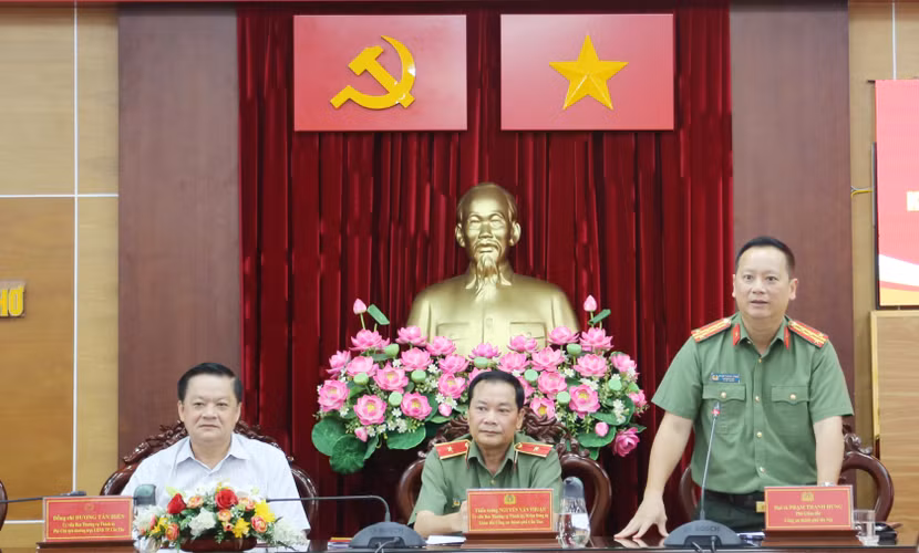 Đại tá Phạm Thanh Hùng, Phó Giám đốc CATP Hà Nội phát biểu tại hội nghị