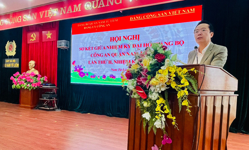 Ông Trần Thanh Long, Phó chủ tịch UBND quận Nam Từ Liêm phát biểu tại hội nghị