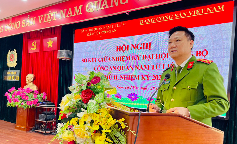 Thượng tá Trần Văn Hóa, Bí thư Đảng ủy, Trưởng CAQ Nam Từ Liêm phát biểu tại hội nghị