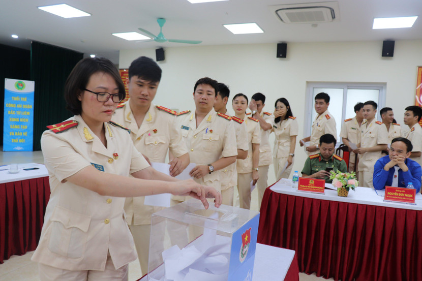 Bỏ lá phiếu thể hiện niềm tin vào BCH Đoàn thanh niên CAQ khóa mới