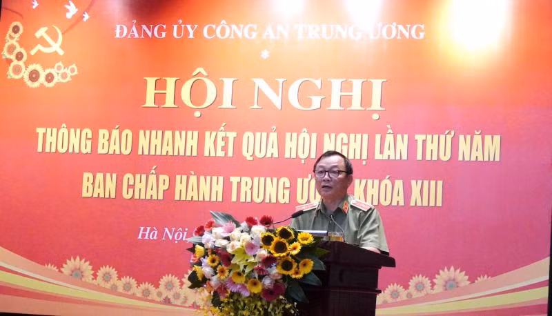 Thiếu tướng Đặng Ngọc Bách, Phó Cục trưởng Cục Công tác Đảng và Công tác Chính trị phát biểu tại hội nghị