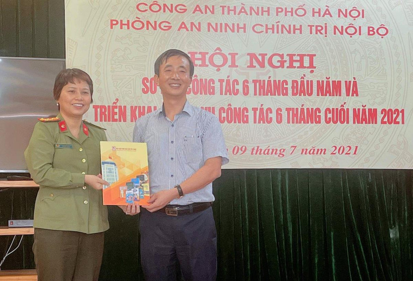 Ông Nguyễn Chí Bính, Phó Tổng giám đốc NXB Giáo dục Việt Nam động viên, chúc mừng CBCS Phòng An ninh chính trị nội bộ nhân kỷ niệm 75 năm ngày truyền thống lực lượng An ninh nhân dân