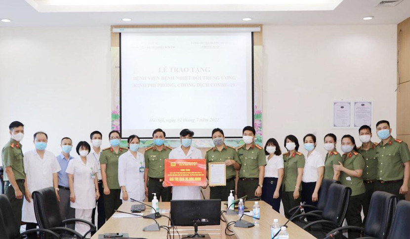 Phòng An ninh chính trị nội bộ, CATP Hà Nội trao tặng số tiền 35 triệu đồng do CBCS trong đơn vị quyên góp ủng hộ Bệnh viện Nhiệt đới Trung ương Phòng An ninh chính trị nội bộ, CATP Hà Nội trao tặng số tiền 35 triệu đồng do CBCS trong đơn vị quyên góp ủng hộ Bệnh viện Nhiệt đới Trung ương