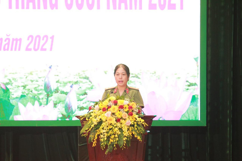 Thượng tá Đinh Thị Thu Thủy, Trưởng phòng An ninh mạng và phòng chống tội phạm sử dụng công nghệ cao tham luận tại hội nghị