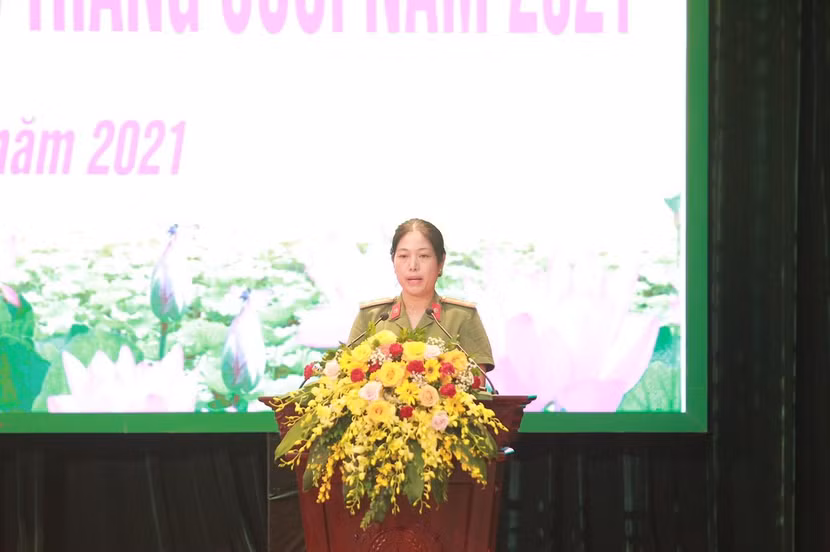 Thượng tá Đinh Thị Thu Thủy, Trưởng phòng An ninh mạng và phòng chống tội phạm sử dụng công nghệ cao tham luận tại hội nghị
