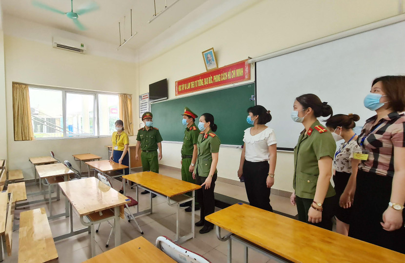 Công an các quận, huyện, thị xã đã chủ động phối hợp với Trưởng điểm thi kiểm tra phòng thi trong kỳ thi tốt nghiệp THPT 2021 Công an các quận, huyện, thị xã đã chủ động phối hợp với Trưởng điểm thi kiểm tra phòng thi trong kỳ thi tốt nghiệp THPT 2021