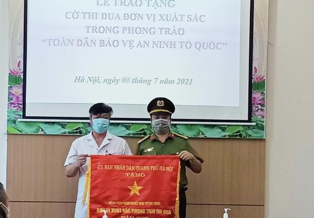 Thượng tá Trần Hồng Lĩnh, Phó Trưởng phòng An ninh chính trị nội bộ CATP Hà Nội trao Cờ thi đua đơn vị xuất sắc trong phong trào toàn dân Bảo vệ an ninh Tổ quốc do UBND TP trao tặng cho Bệnh viện Nhiệt đới Trung ương Thượng tá Trần Hồng Lĩnh, Phó Trưởng phòng An ninh chính trị nội bộ CATP Hà Nội trao Cờ thi đua đơn vị xuất sắc trong phong trào toàn dân Bảo vệ an ninh Tổ quốc do UBND TP trao tặng cho Bệnh viện Nhiệt đới Trung ương