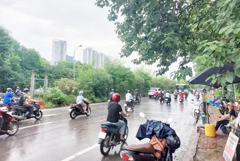 Người dân di chuyển trên đường gom Đại lộ Thăng Long