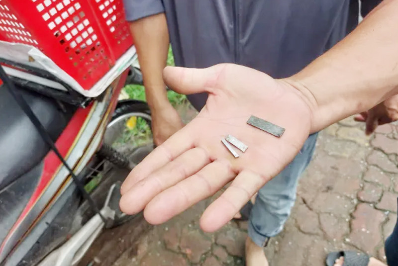 Những mảnh sắt được rút ra từ lốp xe lưu thông tại khu vực xã An Khánh