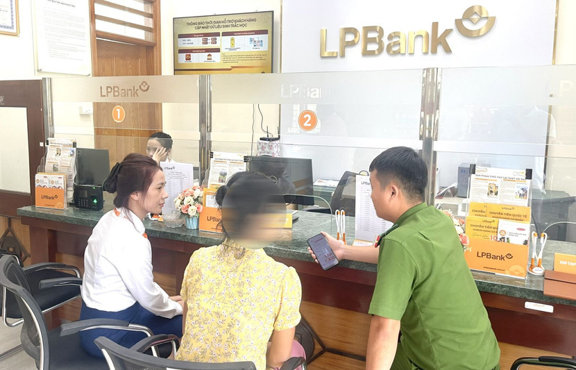 Công an huyện Quan Hóa và nhân viên Ngân hàng LP Bank phối hợp chặn cú lừa chuyển phí để nhận quà của "bạn trai ngoại quốc"