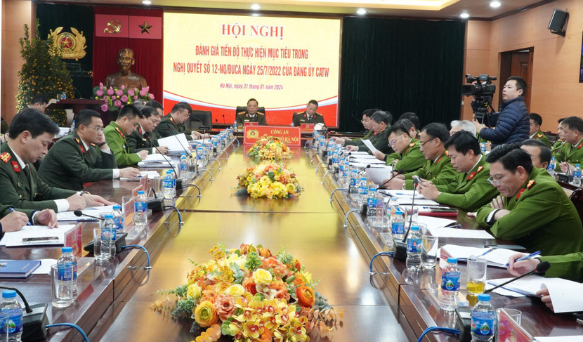 Hội nghị được tổ chức theo hình thức trực tuyến từ điểm cầu Bộ Công an đến Công an các địa phương (hình ảnh tại điểm cầu CATP Hà Nội)