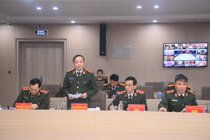 Thiếu tướng Đặng Hồng Đức, Chánh Văn phòng Bộ Công an trình bày báo cáo 1 năm thực hiện Nghị quyết 12