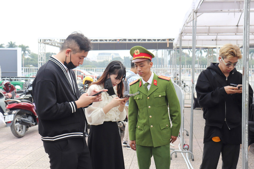 Khán giả nhiệt tình hưởng ứng cài đặt iHanoi Khán giả nhiệt tình hưởng ứng cài đặt iHanoi