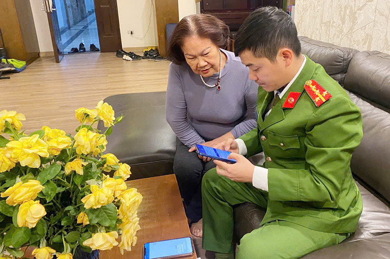 Cảnh sát khu vực CAP Cầu Diễn, quận Nam Từ Liêm đến tận nhà hướng dẫn nhân dân