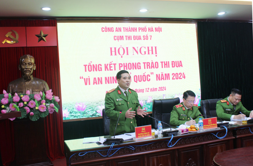 Đại tá Lê Đức Hùng, Trưởng CAQ Bắc Từ Liêm, đơn vị Cụm trưởng Cụm thi đua số 7 phát biểu tại hội nghị