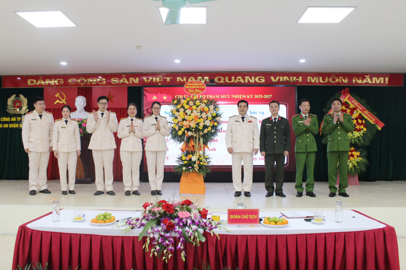 Ban chấp hành Đảng bộ CAQ Bắc Từ Liêm tặng hoa chúc mừng Chi ủy Chi bộ Tham mưu nhiệm kỳ 2025-2027