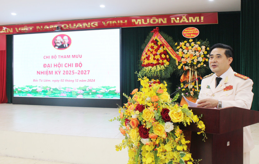 Đại tá Lê Đức Hùng, Bí thư Đảng ủy, Trưởng CAQ Bắc Từ Liêm phát biểu tại Đại hội Chi bộ điểm