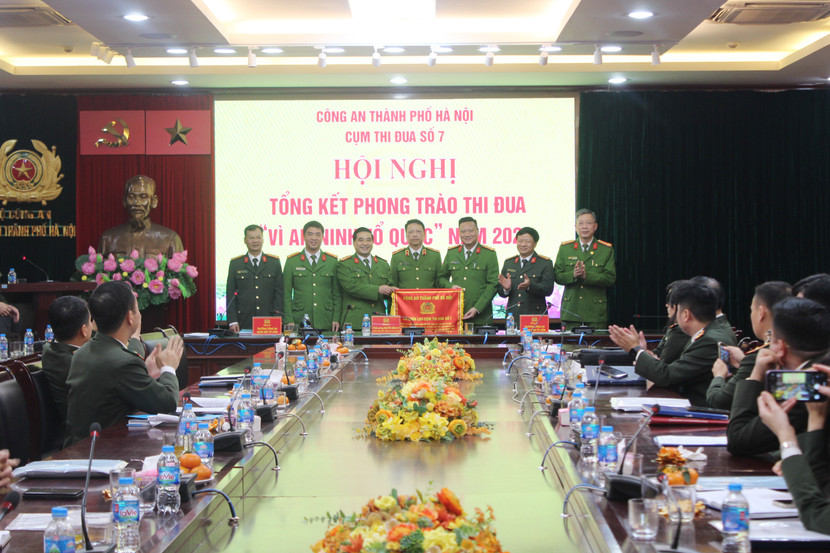 Bàn giao Cờ đơn vị Cụm trưởng từ CAQ Bắc Từ Liêm cho CAQ Nam Từ Liêm