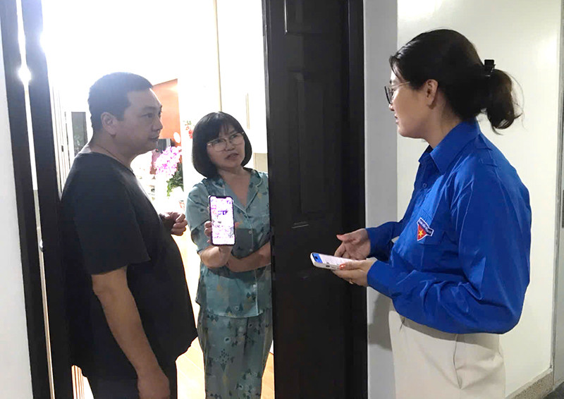 Cán bộ Đoàn thanh niên cùng tham gia tổ công tác vận động nhân dân kích hoạt và sử dụng iHanoi