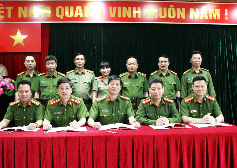 Thiếu tướng Nguyễn Thanh Tùng và đại diện Phòng Công tác chính trị, Thanh tra CATP chứng kiến các đơn vị trong Cụm thi đua số 3 ký giao ước thi đua Thiếu tướng Nguyễn Thanh Tùng và đại diện Phòng Công tác chính trị, Thanh tra CATP chứng kiến các đơn vị trong Cụm thi đua số 3 ký giao ước thi đua