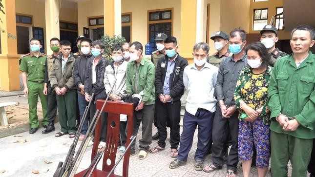 Các đối tượng cùng tang vật bị cơ quan công an bắt giữ Các đối tượng cùng tang vật bị cơ quan công an bắt giữ