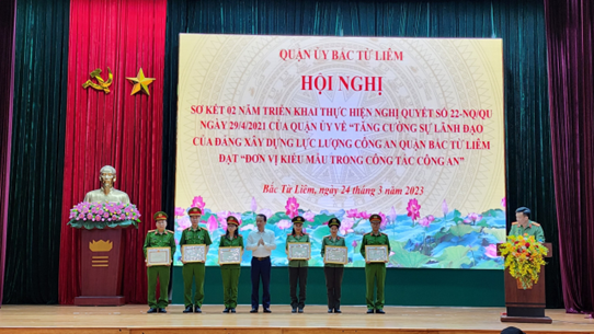 Đồng chí Lưu Ngọc Hà, Phó Bí thư Quận ủy, Chủ tịch UBND quận Bắc Từ Liêm trao khen thưởng cho các tập thể, cá nhân có thành tích xuất sắc trong thực hiện Nghị quyết 22