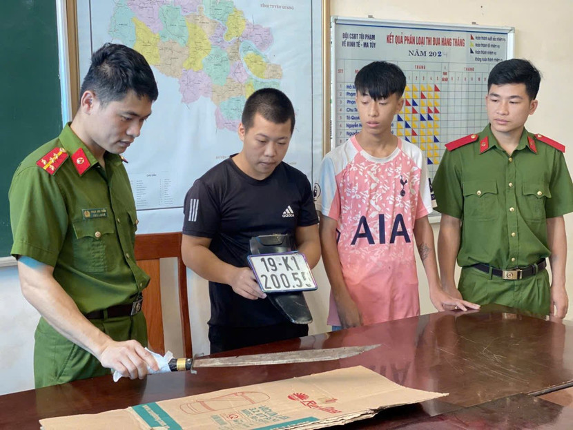 Hung khí các đối tượng sử dụng và tang vật vụ án Hung khí các đối tượng sử dụng và tang vật vụ án