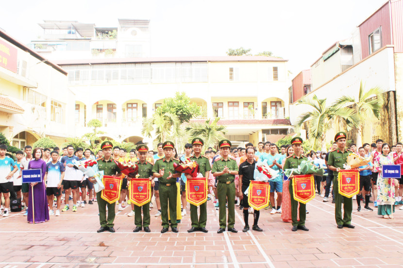 Thiếu tướng Lê Văn Sao, Phó Tư lệnh Bộ Tư lệnh Cảnh sát cơ động; Đại tá Phan Công Huế, Trung đoàn Trưởng Trung đoàn Cảnh sát bảo vệ mục tiêu chính trị, kinh tế, văn hóa - xã hội, khoa học kỹ thuật tặng hoa và cờ cho các đơn vị tham gia Đại hội khỏe Thiếu tướng Lê Văn Sao, Phó Tư lệnh Bộ Tư lệnh Cảnh sát cơ động; Đại tá Phan Công Huế, Trung đoàn Trưởng Trung đoàn Cảnh sát bảo vệ mục tiêu chính trị, kinh tế, văn hóa - xã hội, khoa học kỹ thuật tặng hoa và cờ cho các đơn vị tham gia Đại hội khỏe