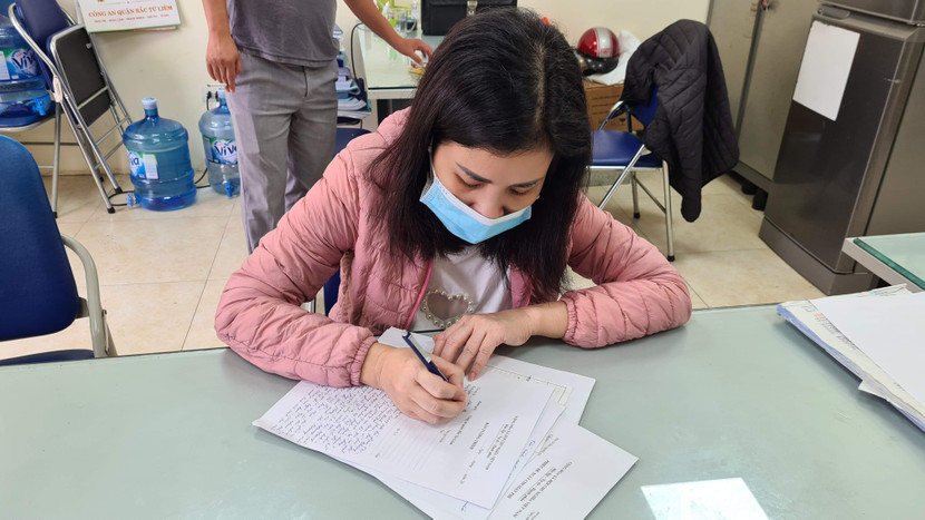 Mai Thị Lan viết tường trình tại cơ quan công an Mai Thị Lan viết tường trình tại cơ quan công an