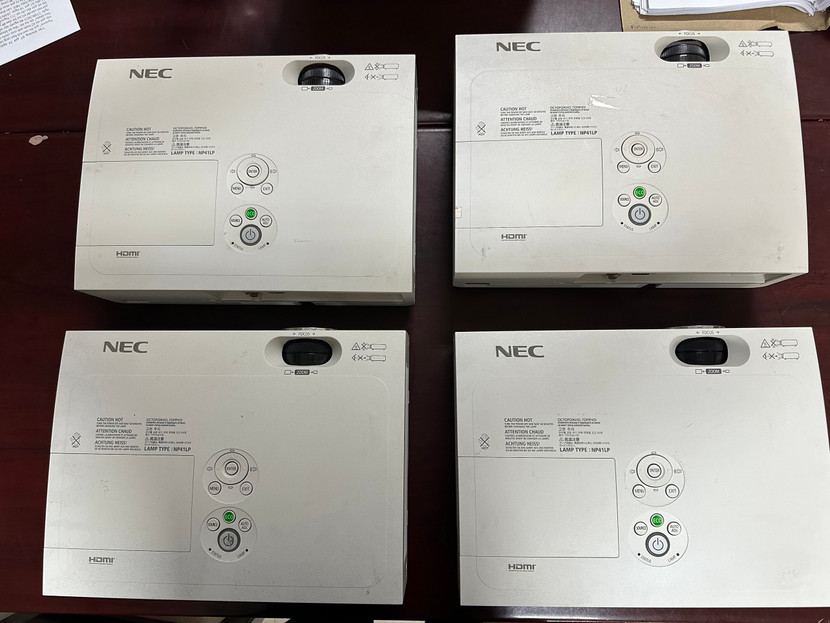 4 chiếc máy chiếu chưa xác định được chủ sở hữu 4 chiếc máy chiếu chưa xác định được chủ sở hữu