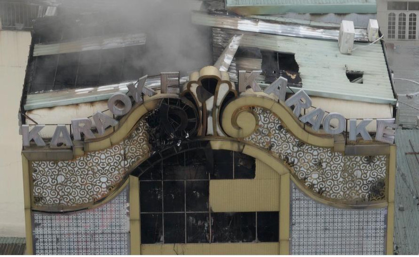 Mặt phía trước của quán karaoek bị thiêu rụi