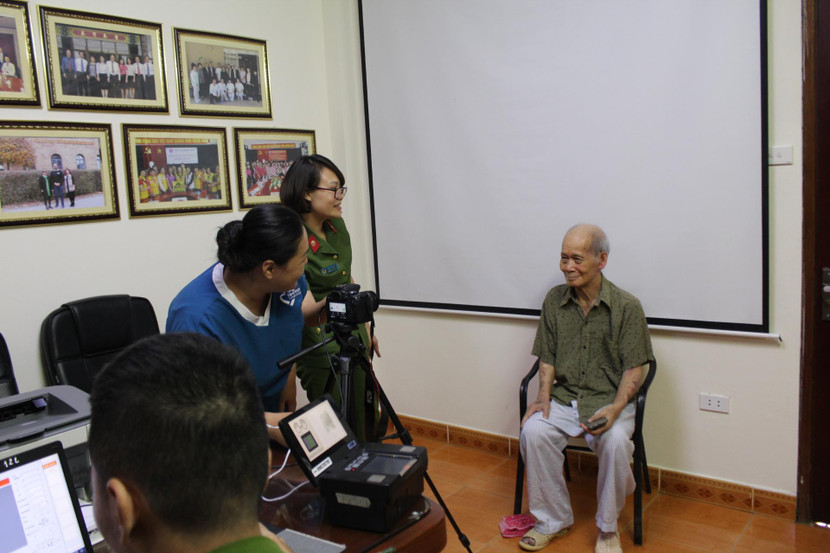 Để cụ ông này không... gãi, cán bộ Trung tâm đã phải đưa điện thoại của mình cho cụ cầm để cán bộ có thể chụp được ảnh