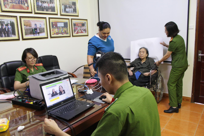 Thực hiện thủ tục thu nhận hồ sơ cấp CCCD tại Trung tâm chăm sóc người cao tuổi Nhân Ái