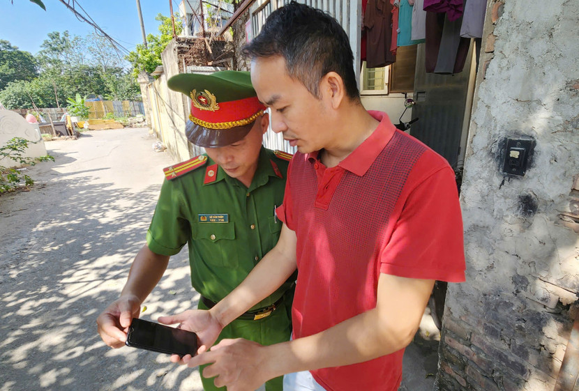 Người dân cung cấp hình ảnh từ camera an ninh cho lực lượng công an