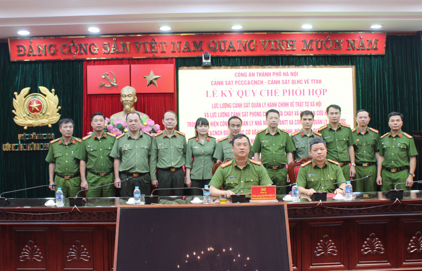 Dưới sự chứng kiến của Phó Giám đốc và chỉ huy các phòng nghiệp vụ, công an các quận, huyện, thị xã, chỉ huy 2 Phòng Cảnh sát QLHC về TTXH và Cảnh sát PCCC&CNCH đã ký quy chế phối hợp Dưới sự chứng kiến của Phó Giám đốc và chỉ huy các phòng nghiệp vụ, công an các quận, huyện, thị xã, chỉ huy 2 Phòng Cảnh sát QLHC về TTXH và Cảnh sát PCCC&CNCH đã ký quy chế phối hợp