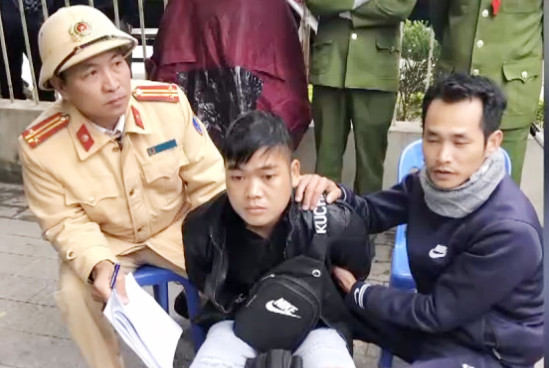 Sần Phùng Hính bị lực lượng chức năng bắt giữ tại chỗ khi đang vận chuyển 4 bánh heroin