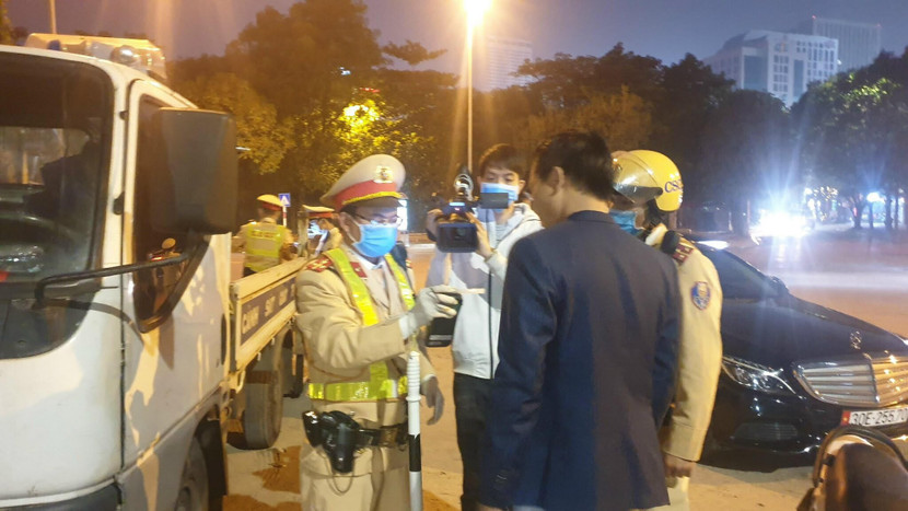 Lực lượng CSGT - CATP Hà Nội xử lý triệt để nhiều vi phạm về trật tự an toàn giao thông Lực lượng CSGT - CATP Hà Nội xử lý triệt để nhiều vi phạm về trật tự an toàn giao thông