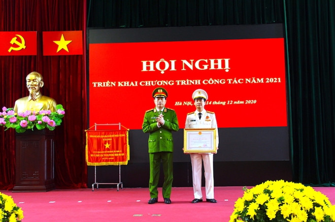 Thứ trường Lê Quốc Hùng trao Huân chương Chiến công hạng Ba cho Đại tá Lê Văn Sao, Phó Tư lệnh Bộ tư lệnh Cảnh sát cơ động