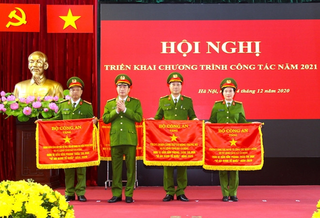 Thứ trưởng Lê Quốc Hùng trao Cờ thi đua xuất sắc của Bộ Công an tặng các tập thể