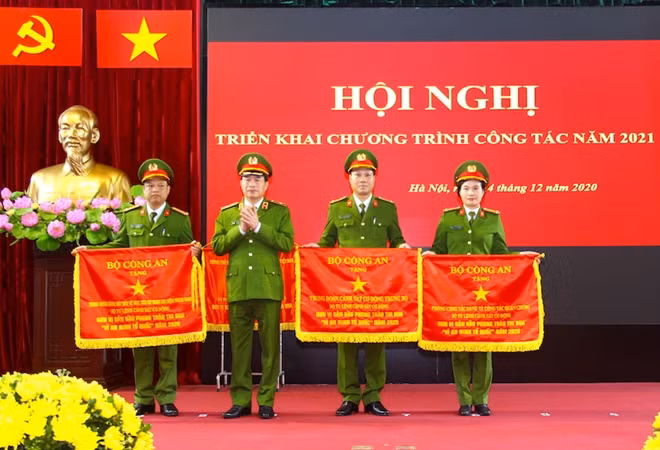 Thứ trưởng Lê Quốc Hùng trao Cờ thi đua xuất sắc của Bộ Công an tặng các tập thể